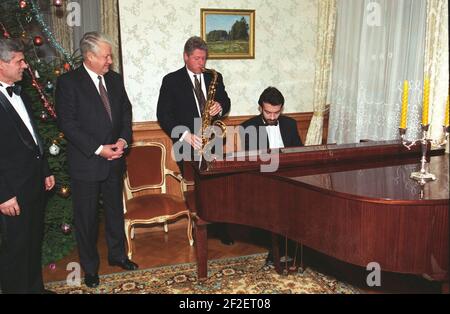 Präsident Bill Clinton spielt Tenorsaxophon für Boris Jelzin. Stockfoto