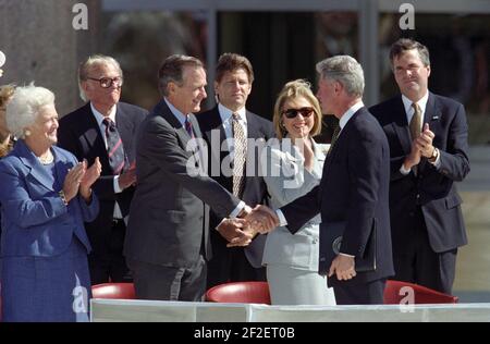 Präsident Bill Clinton schüttelt die Hände mit dem ehemaligen Präsidenten George H. W. Bush. Stockfoto