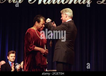 Präsident Bill Clinton überreicht Maya Angelou den National Medal of Arts and Humanities Award. Stockfoto