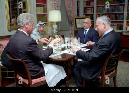 Präsident Bill Clinton hat ein Mittagessen mit König Hussein von Jordanien, Premierminister Benjamin Netanjahu von Israel und dem Vorsitzenden Yasser Arafat der Palästinensischen Autonomiebehörde. Stockfoto