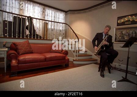 Präsident Bill Clinton spielt das Saxophon im Music Room. Stockfoto
