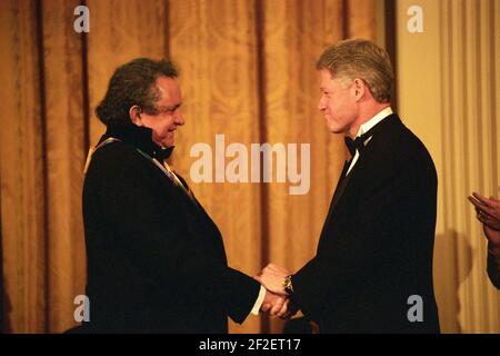 Präsident Bill Clinton schüttelt sich die Hände mit Johnny Cash. Stockfoto