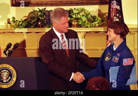 Präsident Bill Clinton schüttelt sich die Hände mit Oberstleutnant Eileen M. Collins. Stockfoto