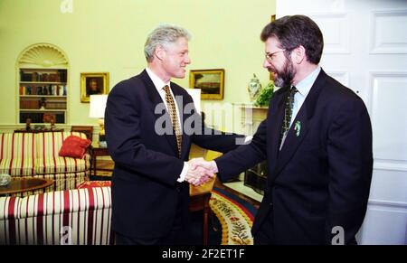 Präsident Bill Clinton schüttelt Gerry Adams die Hände. Stockfoto