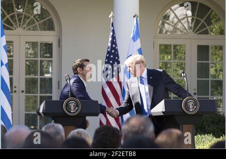 Präsident Donald J. Trump schüttelt bei ihrer gemeinsamen Pressekonferenz im Rosengarten im Weißen Haus am Dienstag, den 17. Oktober 2017, in Washington die Hände des griechischen Premierministers Alexis Tsipras. D.C. Stockfoto