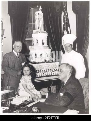 Präsident Franklin Delano Roosevelt erhält eine Geburtstagstorte im Oval Office, White House von William Green von der American Federation of Labor. Stockfoto