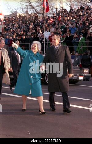 Präsident George H. W. Bush und Frau Barbara Bush gehen nach der Einweihung im US-Kapitol die Pennsylvania Avenue hinunter. Stockfoto