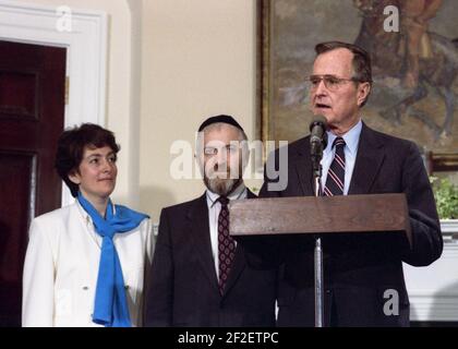 Präsident George H. W. Bush nimmt an einer feierlichen Unterzeichnung einer Passahbotschaft Teil. Stockfoto