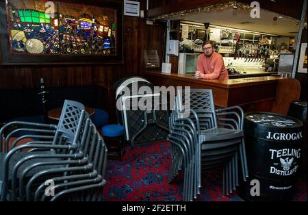 Daniel Smith, Barkeeper und Sohn eines der Miteigentümer von Grogans Castle Lounge, in den Räumlichkeiten im Stadtzentrum von Dublin, während sie sich dem einjährigen Jubiläum der Schließung von Pubs aufgrund der Coronavirus-Pandemie nähern. Bilddatum: Donnerstag, 11. März 2021. Stockfoto