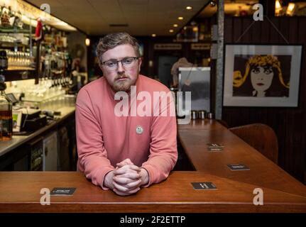 Daniel Smith, Barkeeper und Sohn eines der Miteigentümer von Grogans Castle Lounge, in den Räumlichkeiten im Stadtzentrum von Dublin, während sie sich dem einjährigen Jubiläum der Schließung von Pubs aufgrund der Coronavirus-Pandemie nähern. Bilddatum: Donnerstag, 11. März 2021. Stockfoto