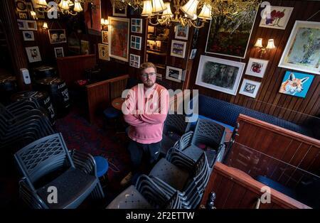 Daniel Smith, Barkeeper und Sohn eines der Miteigentümer von Grogans Castle Lounge, in den Räumlichkeiten im Stadtzentrum von Dublin, während sie sich dem einjährigen Jubiläum der Schließung von Pubs aufgrund der Coronavirus-Pandemie nähern. Bilddatum: Donnerstag, 11. März 2021. Stockfoto