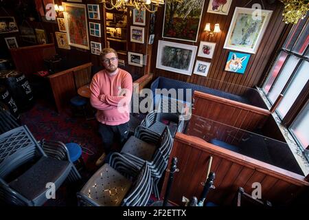 Daniel Smith, Barkeeper und Sohn eines der Miteigentümer von Grogans Castle Lounge, in den Räumlichkeiten im Stadtzentrum von Dublin, während sie sich dem einjährigen Jubiläum der Schließung von Pubs aufgrund der Coronavirus-Pandemie nähern. Bilddatum: Donnerstag, 11. März 2021. Stockfoto