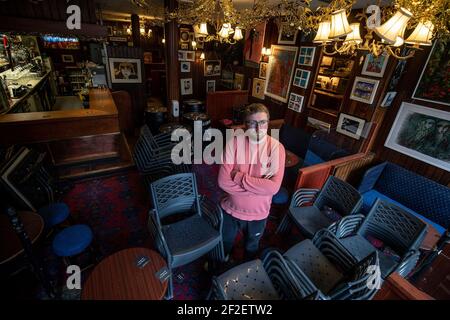 Daniel Smith, Barkeeper und Sohn eines der Miteigentümer von Grogans Castle Lounge, in den Räumlichkeiten im Stadtzentrum von Dublin, während sie sich dem einjährigen Jubiläum der Schließung von Pubs aufgrund der Coronavirus-Pandemie nähern. Bilddatum: Donnerstag, 11. März 2021. Stockfoto