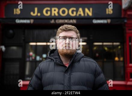 Daniel Smith, Barkeeper und Sohn eines der Miteigentümer von Grogans Castle Lounge, in den Räumlichkeiten im Stadtzentrum von Dublin, während sie sich dem einjährigen Jubiläum der Schließung von Pubs aufgrund der Coronavirus-Pandemie nähern. Bilddatum: Donnerstag, 11. März 2021. Stockfoto