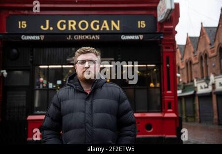 Daniel Smith, Barkeeper und Sohn eines der Miteigentümer von Grogans Castle Lounge, in den Räumlichkeiten im Stadtzentrum von Dublin, während sie sich dem einjährigen Jubiläum der Schließung von Pubs aufgrund der Coronavirus-Pandemie nähern. Bilddatum: Donnerstag, 11. März 2021. Stockfoto