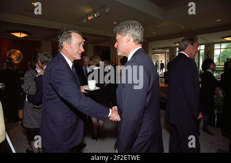 Präsident George H. W. Bush schüttelt die Hände mit Präsident William J. Clinton. Stockfoto