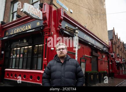 Daniel Smith, Barkeeper und Sohn eines der Miteigentümer von Grogans Castle Lounge, in den Räumlichkeiten im Stadtzentrum von Dublin, während sie sich dem einjährigen Jubiläum der Schließung von Pubs aufgrund der Coronavirus-Pandemie nähern. Bilddatum: Donnerstag, 11. März 2021. Stockfoto