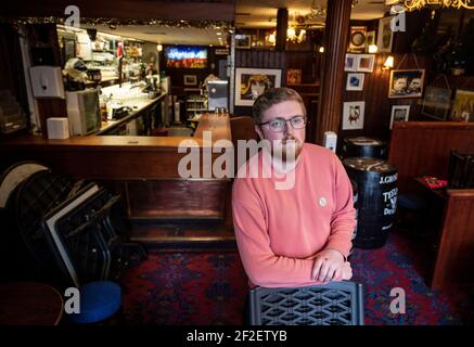 Daniel Smith, Barkeeper und Sohn eines der Miteigentümer von Grogans Castle Lounge, in den Räumlichkeiten im Stadtzentrum von Dublin, während sie sich dem einjährigen Jubiläum der Schließung von Pubs aufgrund der Coronavirus-Pandemie nähern. Bilddatum: Donnerstag, 11. März 2021. Stockfoto