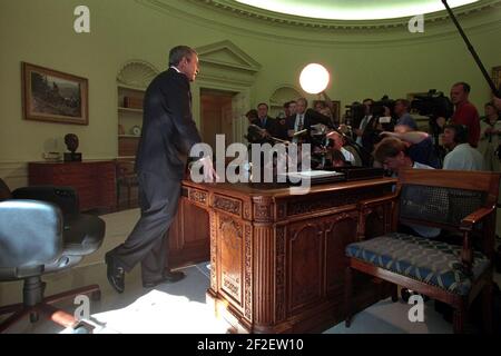 Präsident George W. Bush spricht Medien im Oval Office. Stockfoto