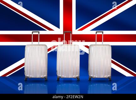 Reisekoffer vor der Flagge des Vereinigten Königreichs. Britisches Urlaubs- und Tourismuskonzept. Stockfoto
