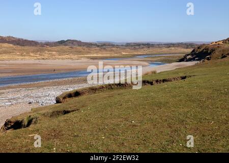 Das Flussgebiet, in dem der Fluss Ogmore in das salzige Wasser des Bristol Kanals in einer sehr malerischen Gegend eindringt. Stockfoto