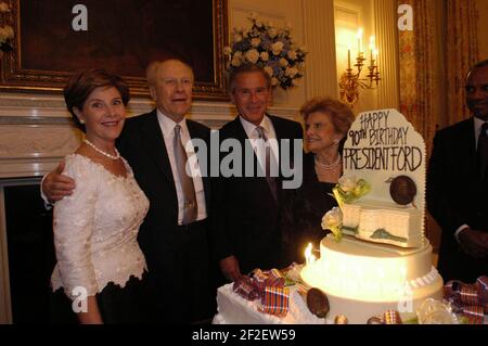 Präsident George W. Bush und Frau Laura Bush posieren mit dem ehemaligen Präsidenten Gerald R. Ford und Frau Betty Ford. Stockfoto