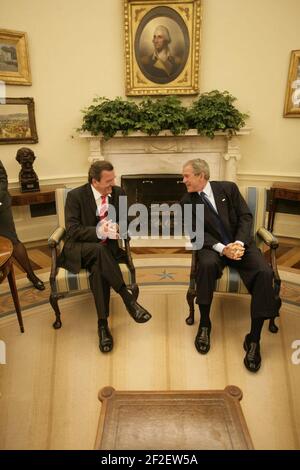 Präsident George W. Bush und Bundeskanzler Gerhard Schröder treffen sich im Oval Office. Stockfoto