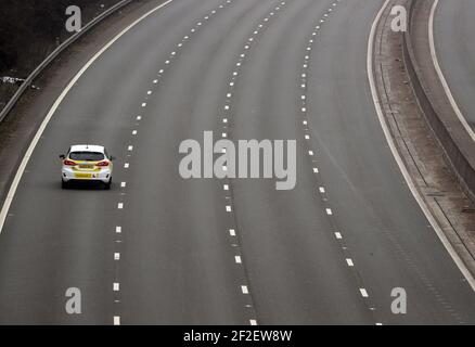 Aktenfoto vom 02/03/21 von der intelligenten Autobahn M3 in der Nähe von Camberley in Surrey. Die Zahl der von den Versicherern besicherten Kfz-Versicherungsfälle ist 2020 um fast ein Fünftel jährlich gesunken, da während der Coronavirus-Sperrungen weniger Autos auf den Straßen waren. Stockfoto