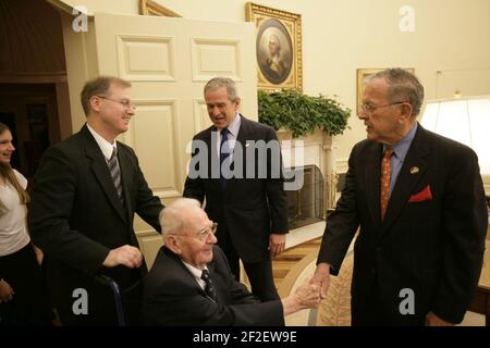 Präsident George W. Bush und Senator Ted Stevens begrüßen Veteranen des Zweiten Weltkriegs der 322nd Truppe Carrier Squadron (48). Stockfoto