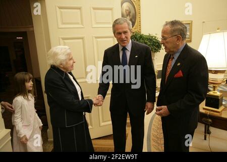 Präsident George W. Bush und Senator Ted Stevens begrüßen Veteranen des Zweiten Weltkriegs der 322nd Truppe Carrier Squadron (44). Stockfoto