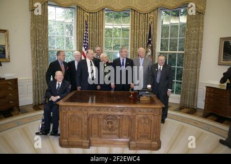 Präsident George W. Bush und Senator Ted Stevens begrüßen Veteranen des Zweiten Weltkriegs der 322nd Truppe Carrier Squadron (81). Stockfoto