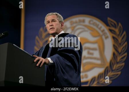 Präsident George W. Bush überbringt Eingangsrede an das Miami Dade College. Stockfoto