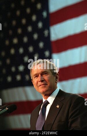 Präsident George W. Bush hält Bemerkungen. Stockfoto