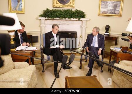 Präsident George W. Bush trifft sich im Oval Office mit dem ukrainischen Präsidenten Viktor Juschtschenko. Stockfoto