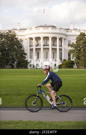 Präsident George W. Bush fährt ein Fahrrad auf dem South Lawn. Stockfoto