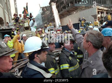 Präsident George W. Bush winkt einem Rettungsarbeiter zu, während er den Ort des Terroranschlags des World Trade Center in New York City bereist. Stockfoto