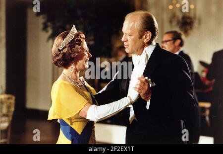 Präsident Gerald Ford und Königin Elizabeth tanzen bei einem Staatsessen. Stockfoto