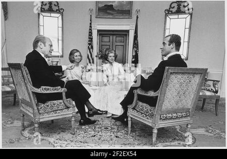 Präsident Gerald Ford, First Lady Betty Ford, König Juan Carlos I und Königin Sophia im Gespräch. Stockfoto