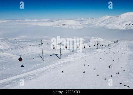 Seilbahn auf schneebedeckten Hang des Skigebiets Stockfoto