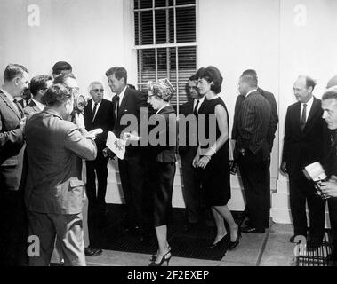 Präsident John F. Kennedy und First Lady Jacqueline Kennedy verabschieden Prinz Rainier III. Und Prinzessin Grace von Monaco (14193304894). Stockfoto