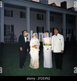 Präsident John F. Kennedy und Frau Jacqueline Kennedy mit Präsident von Pakistan Mohammad Ayub Khan und seiner Frau am Mount Vernon, Virginia. Stockfoto