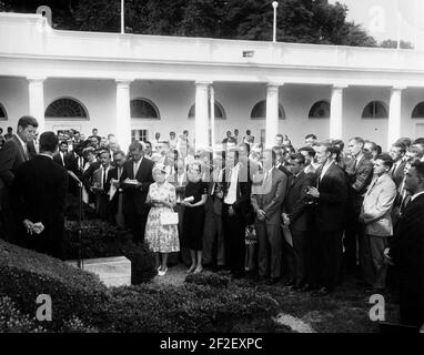 Präsident John F. Kennedy begrüßt die erste Gruppe von Freiwilligen des Friedenskorps, die nach Tanganjika und Ghana reisen, im Rosengarten des Weißen Hauses - JFKWHP-AR6760-B(1961). Stockfoto