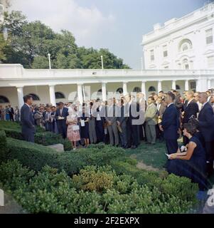 Präsident John F. Kennedy begrüßt die erste Gruppe von Freiwilligen des Friedenskorps, die nach Tanganjika und Ghana reisen, im Rosengarten des Weißen Hauses - KN-C18661-B. Stockfoto