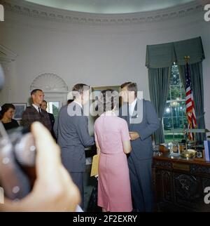 Präsident John F. Kennedy begrüßt die erste Gruppe von Freiwilligen des Friedenskorps, die nach Tanganjika und Ghana reisen, im Oval Office - KN-C18662. Stockfoto