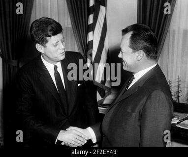 Präsident John F. Kennedy trifft den Bürgermeister von West-Berlin, Willy Brandt. Stockfoto