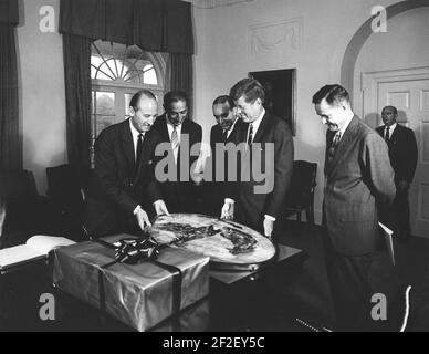 Präsident John F. Kennedy erhält ein Geschenk vom stellvertretenden Premierminister und Außenminister Afghanistans, Prinz Mohammad Naim. Stockfoto