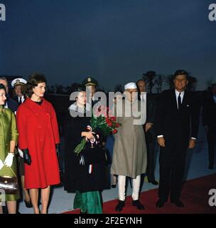 Präsident John F. Kennedy, First Lady Jacqueline Kennedy, Premierminister von Indien Jawaharlal Nehru und andere bei der Ankunft Zeremonien. Stockfoto