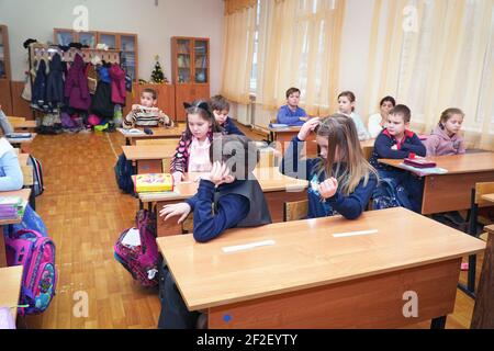 Chapaevsk, Region Samara, Russland - 23. Januar 2021: SchuleKinder im Klassenzimmer sitzen an ihren Schreibtischen Stockfoto