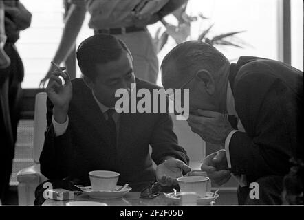 Präsident Lyndon B. Johnson trifft mit Premierminister Nguyen Cao Ky der Republik Vietnam zusammen. Stockfoto