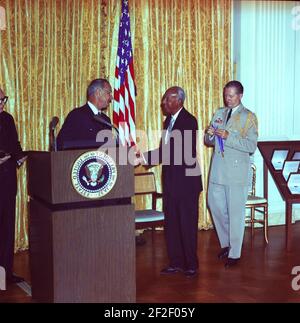 Präsident Lyndon B. Johnson verleiht A. Philip Randolph die Medaille der Freiheit. Stockfoto